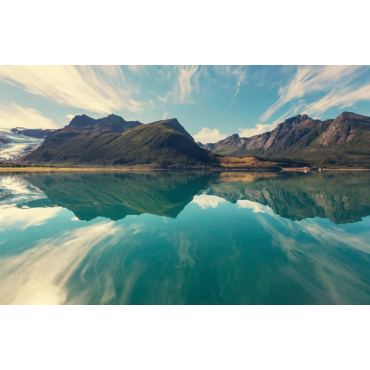 Vue sur lac et montagnes