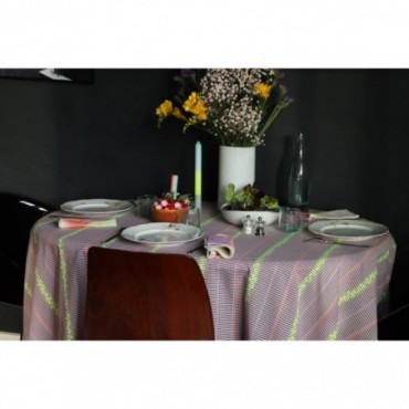 Nappe vichy violet et aux broderies fleuries jaune fluo