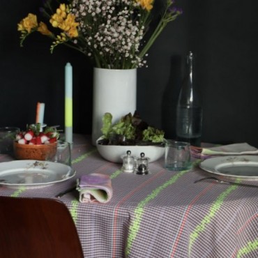 Nappe vichy violet et aux broderies fleuries jaune fluo