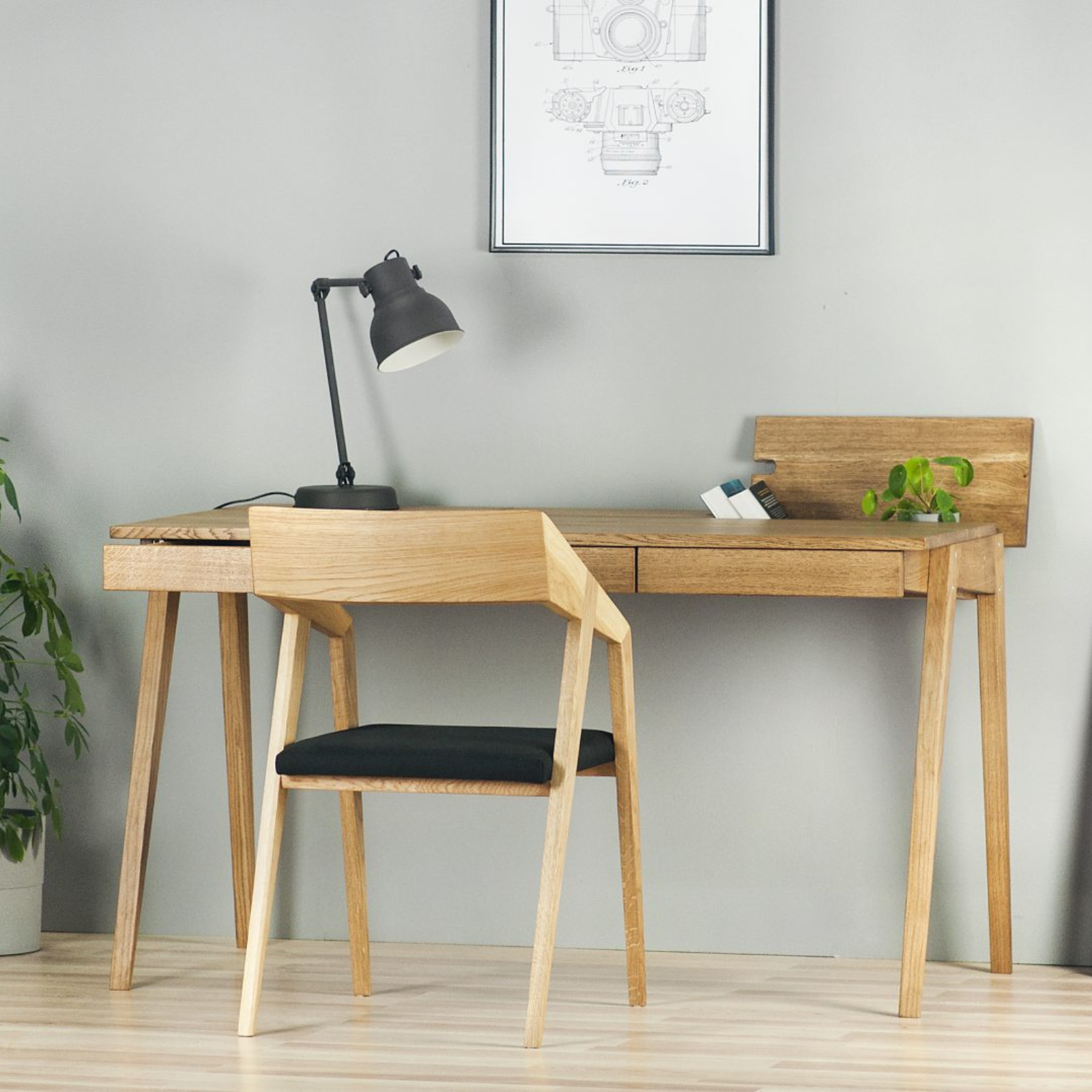 Bureau de la gamme PIKO. Un bureau en chêne massif qui allie praticité et ergonomie, pratique pour le travail à domicile et bien aménager son coin bureau.